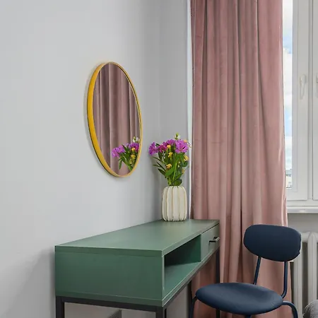 アパート Lumina I 4-room With Parking & Balcony ワルシャワ